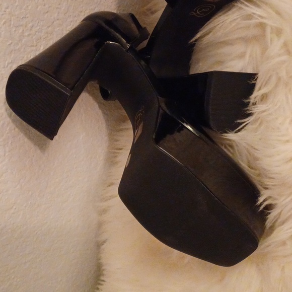 Chinese Laundry Platform, Block Heel, and Sturdy Ankle Strap. - Picture 4 of 6